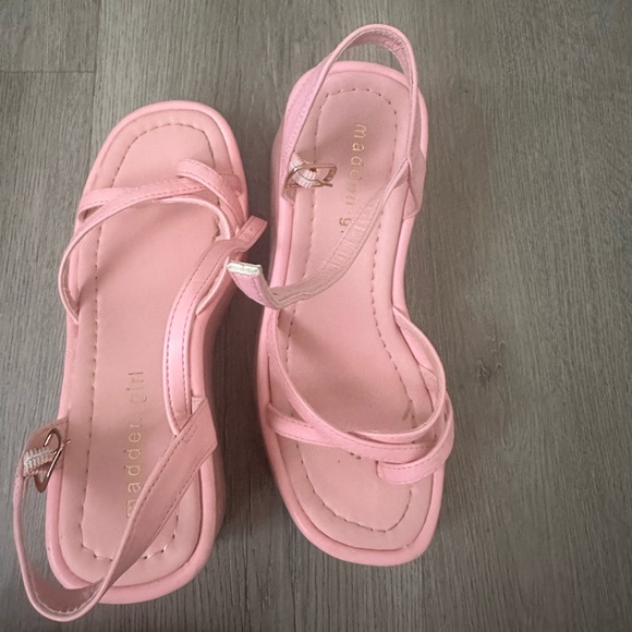 Cute shoes - Picture 3 of 3